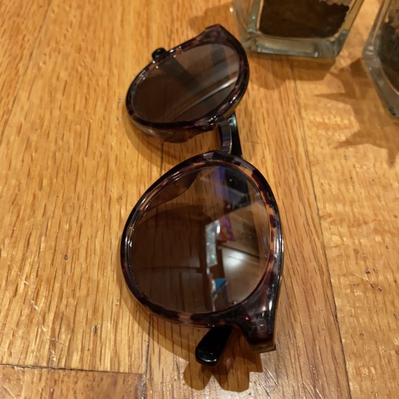 Guess Designer Sunglasses with Mirror Lenses 😎 - Picture 9 of 11